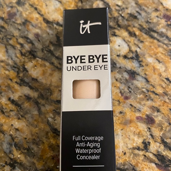 It Bye Bye Undereye Waterproof Concealer Light - Picture 4 of 6
